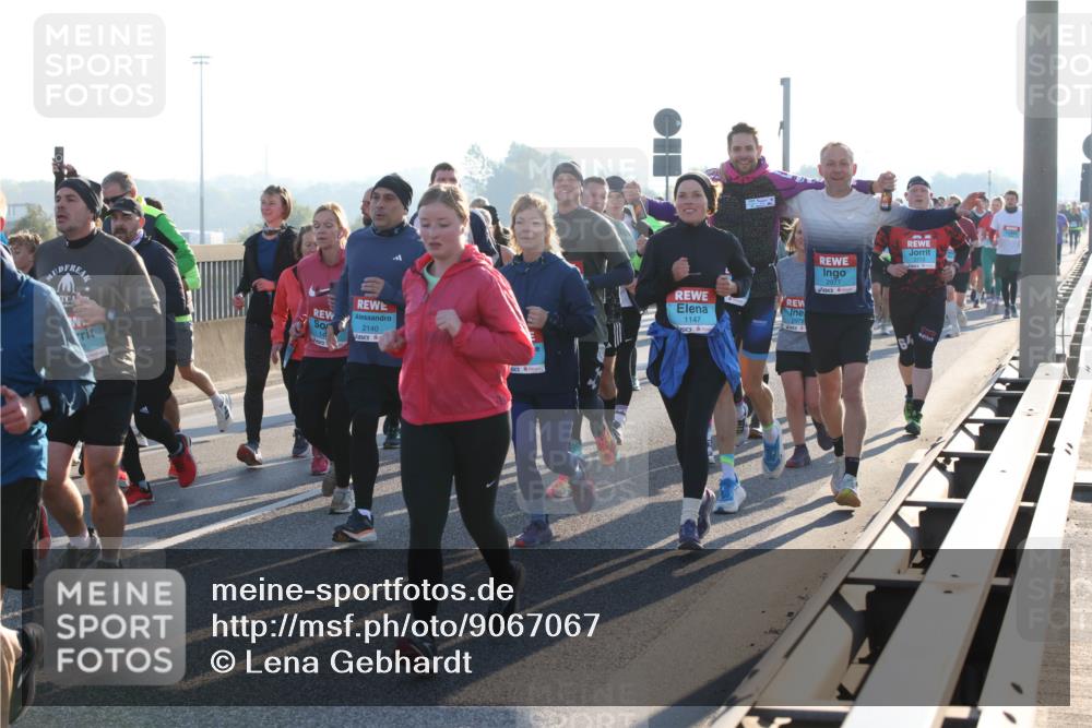 03.10.2025 - Köhlbrandbrückenlauf Lena Gebhardt http://msf.ph/oto/9067067 03.10.2025 09:23:34 Position 1 2140, 1147, 2977, 3713 meine-sportfotos.de