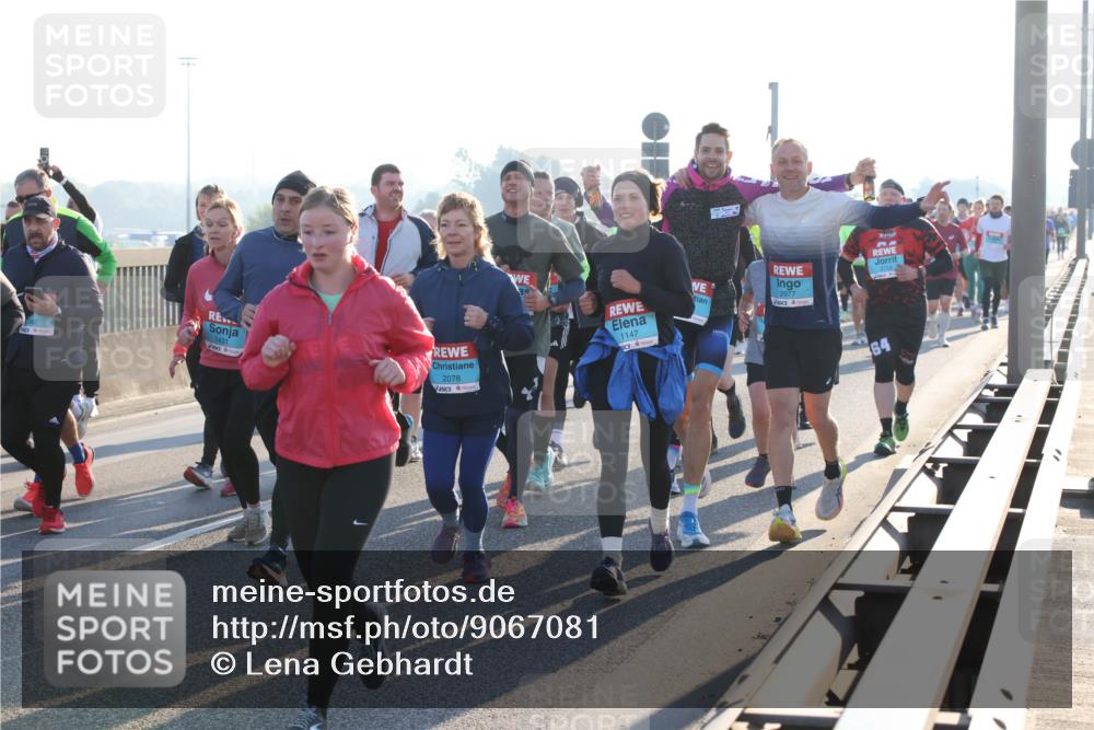 03.10.2025 - Köhlbrandbrückenlauf Lena Gebhardt http://msf.ph/oto/9067081 03.10.2025 09:23:35 Position 1 1431, 2078, 1147, 2977 meine-sportfotos.de