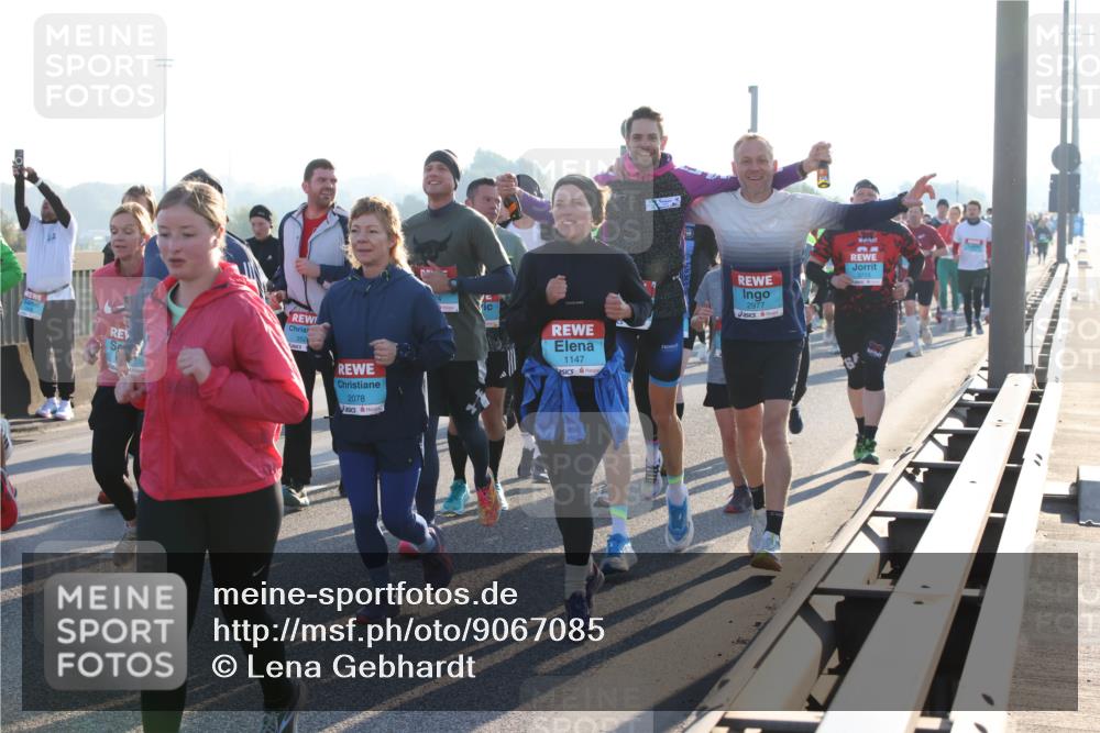 03.10.2025 - Köhlbrandbrückenlauf Lena Gebhardt http://msf.ph/oto/9067085 03.10.2025 09:23:35 Position 1 2078, 1147, 3713, 2977, 3 meine-sportfotos.de
