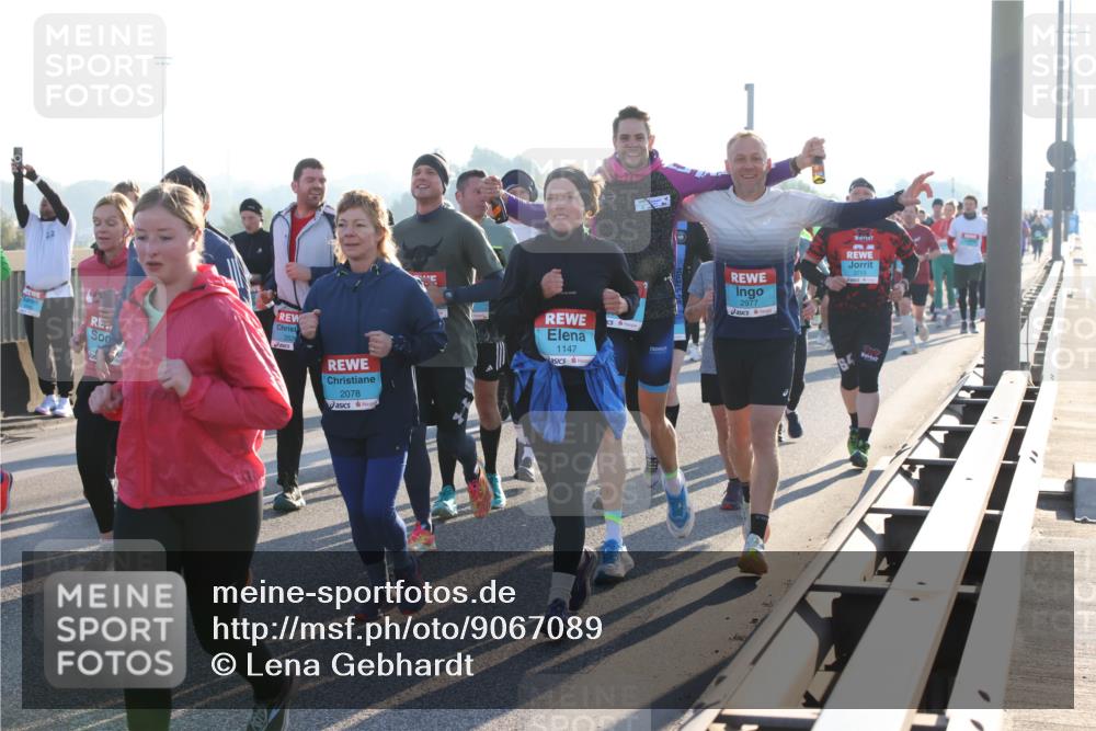 03.10.2025 - Köhlbrandbrückenlauf Lena Gebhardt http://msf.ph/oto/9067089 03.10.2025 09:23:35 Position 1 2078, 1147, 2977, 3713, 3 meine-sportfotos.de