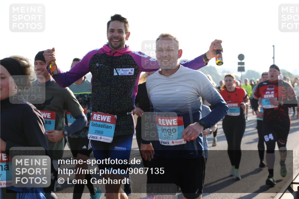 03.10.2025 - Köhlbrandbrückenlauf Lena Gebhardt http://msf.ph/oto/9067135 03.10.2025 09:23:37 Position 1 2, 306, 2969, 2977, 64 meine-sportfotos.de