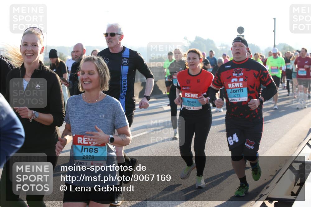 03.10.2025 - Köhlbrandbrückenlauf Lena Gebhardt http://msf.ph/oto/9067169 03.10.2025 09:23:38 Position 1 2978, 3747, 3713, 64 meine-sportfotos.de