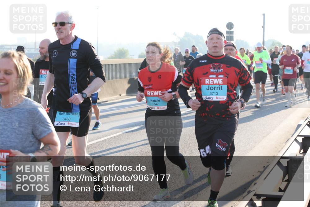 03.10.2025 - Köhlbrandbrückenlauf Lena Gebhardt http://msf.ph/oto/9067177 03.10.2025 09:23:38 Position 1 19, 3468, 3747, 3713, 64 meine-sportfotos.de