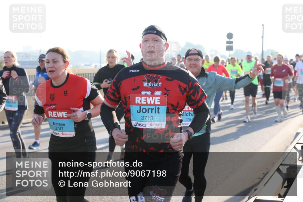 03.10.2025 - Köhlbrandbrückenlauf Lena Gebhardt http://msf.ph/oto/9067198 03.10.2025 09:23:39 Position 1 3747, 3713, 1794 meine-sportfotos.de