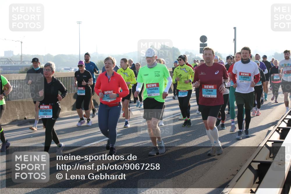 03.10.2025 - Köhlbrandbrückenlauf Lena Gebhardt http://msf.ph/oto/9067258 03.10.2025 09:23:41 Position 1 1934, 1435, 3265, 1883, 3208 meine-sportfotos.de