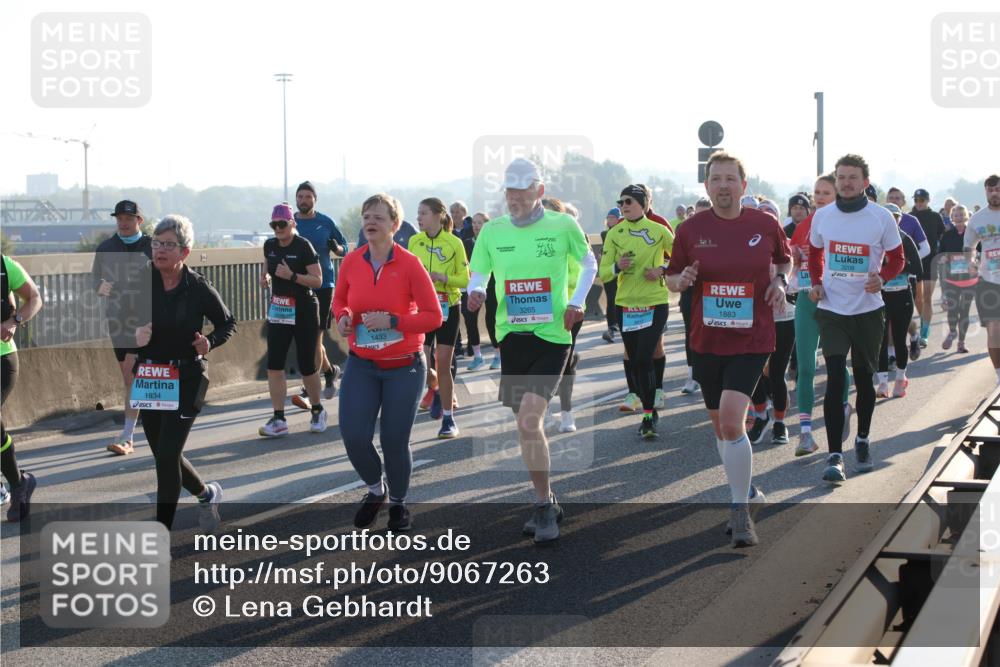 03.10.2025 - Köhlbrandbrückenlauf Lena Gebhardt http://msf.ph/oto/9067263 03.10.2025 09:23:41 Position 1 1934, 3265, 1883, 1433 meine-sportfotos.de