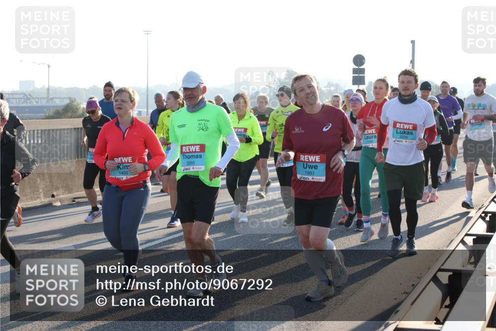 03.10.2025 - Köhlbrandbrückenlauf Lena Gebhardt http://msf.ph/oto/9067292 03.10.2025 09:23:42 Position 1 1433, 3265, 1883, 3208, 1206 meine-sportfotos.de