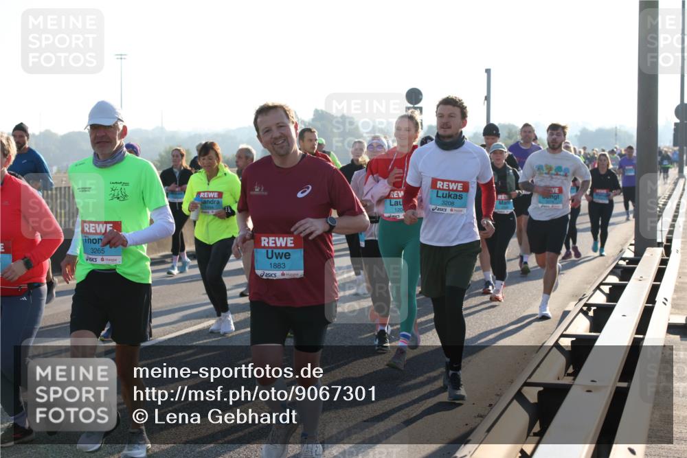 03.10.2025 - Köhlbrandbrückenlauf Lena Gebhardt http://msf.ph/oto/9067301 03.10.2025 09:23:43 Position 1 3265, 1454, 1883, 3208, 120 meine-sportfotos.de