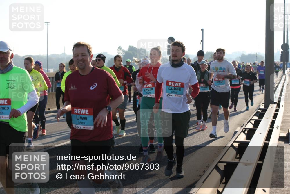 03.10.2025 - Köhlbrandbrückenlauf Lena Gebhardt http://msf.ph/oto/9067303 03.10.2025 09:23:43 Position 1 265, 1883, 1206, 3208 meine-sportfotos.de