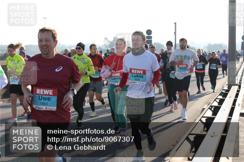 03.10.2025 - Köhlbrandbrückenlauf Lena Gebhardt http://msf.ph/oto/9067307 03.10.2025 09:23:43 Position 1 611, 1883, 3208, 1206, 3276 meine-sportfotos.de