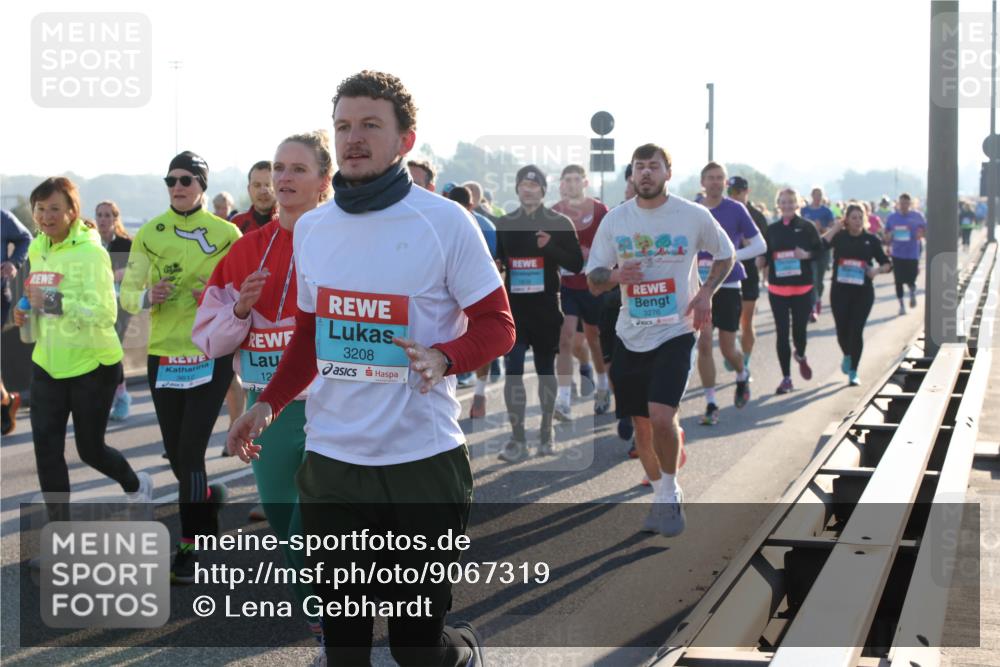 03.10.2025 - Köhlbrandbrückenlauf Lena Gebhardt http://msf.ph/oto/9067319 03.10.2025 09:23:44 Position 1 3612, 12, 3208, 3276 meine-sportfotos.de