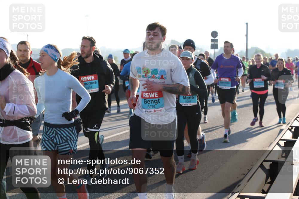 03.10.2025 - Köhlbrandbrückenlauf Lena Gebhardt http://msf.ph/oto/9067352 03.10.2025 09:23:45 Position 1 2854, 3276, 2068 meine-sportfotos.de