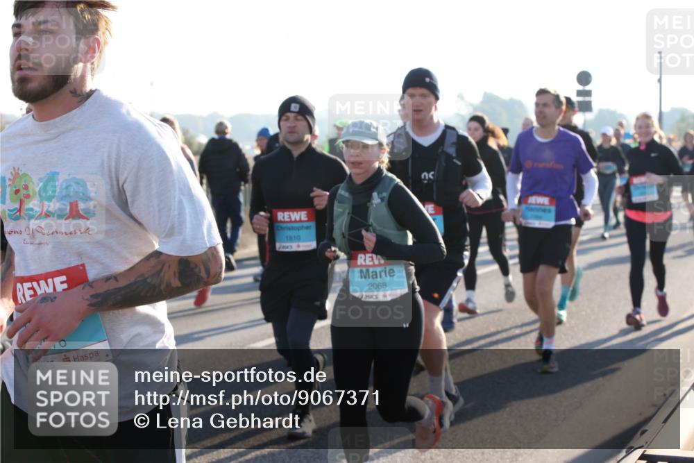 03.10.2025 - Köhlbrandbrückenlauf Lena Gebhardt http://msf.ph/oto/9067371 03.10.2025 09:23:46 Position 1 1810, 2068 meine-sportfotos.de