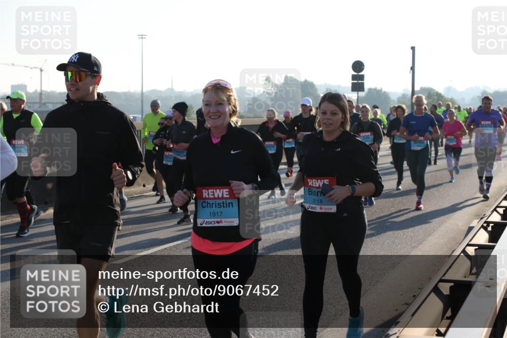 03.10.2025 - Köhlbrandbrückenlauf Lena Gebhardt http://msf.ph/oto/9067452 03.10.2025 09:23:48 Position 1 1917, 2118 meine-sportfotos.de