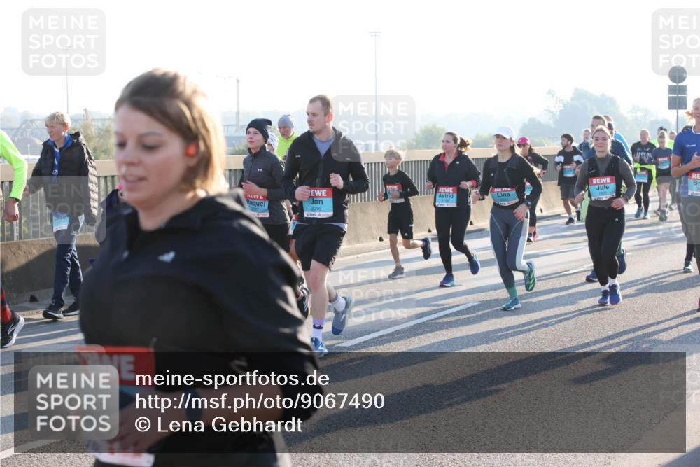 03.10.2025 - Köhlbrandbrückenlauf Lena Gebhardt http://msf.ph/oto/9067490 03.10.2025 09:23:50 Position 1 2016, 1821, 1778 meine-sportfotos.de