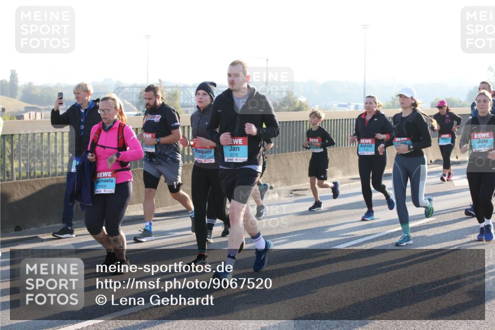 03.10.2025 - Köhlbrandbrückenlauf Lena Gebhardt http://msf.ph/oto/9067520 03.10.2025 09:23:50 Position 1 1509, 2016, 2097, 1778, 1821 meine-sportfotos.de