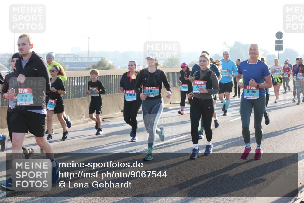 03.10.2025 - Köhlbrandbrückenlauf Lena Gebhardt http://msf.ph/oto/9067544 03.10.2025 09:23:51 Position 1 2016, 3382, 1778, 2055 meine-sportfotos.de