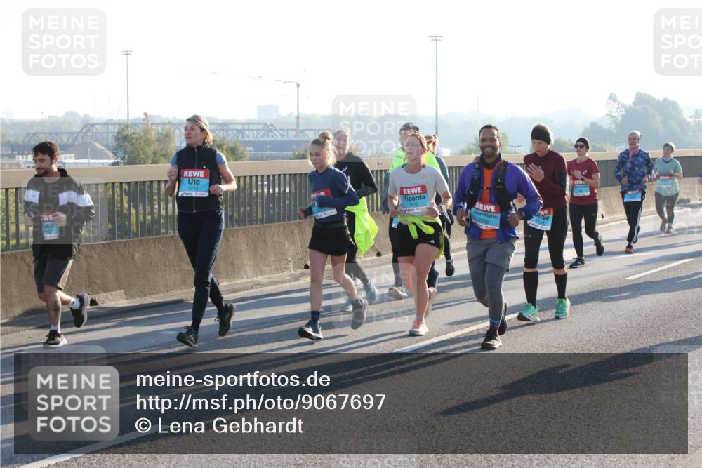 03.10.2025 - Köhlbrandbrückenlauf Lena Gebhardt http://msf.ph/oto/9067697 03.10.2025 09:23:56 Position 1 2012, 3215, 2200 meine-sportfotos.de