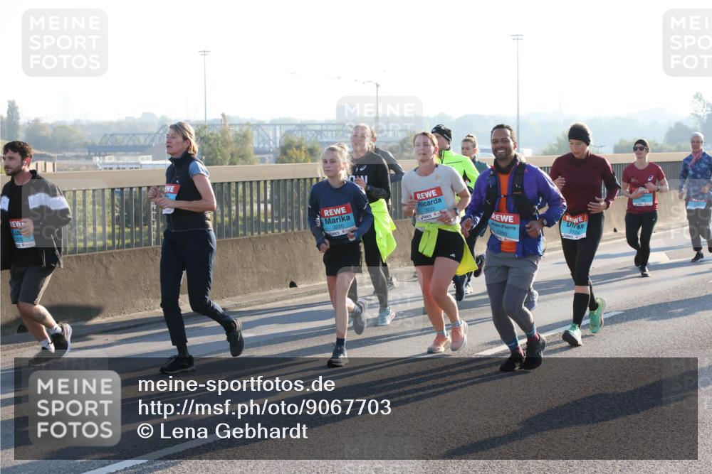 03.10.2025 - Köhlbrandbrückenlauf Lena Gebhardt http://msf.ph/oto/9067703 03.10.2025 09:23:56 Position 1 2012, 3220, 3222, 2200, 2124 meine-sportfotos.de