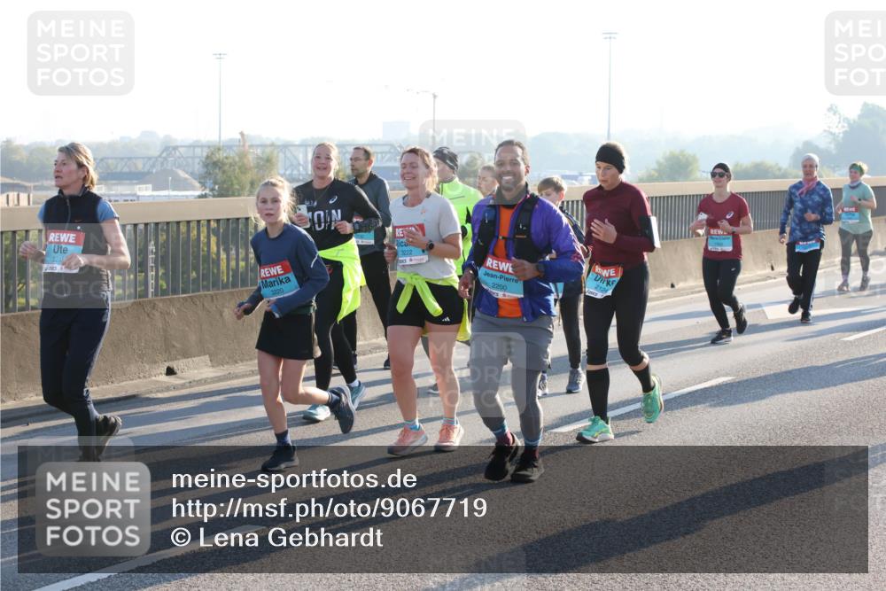 03.10.2025 - Köhlbrandbrückenlauf Lena Gebhardt http://msf.ph/oto/9067719 03.10.2025 09:23:57 Position 1 3215, 3220, 3222, 2124, 2200 meine-sportfotos.de