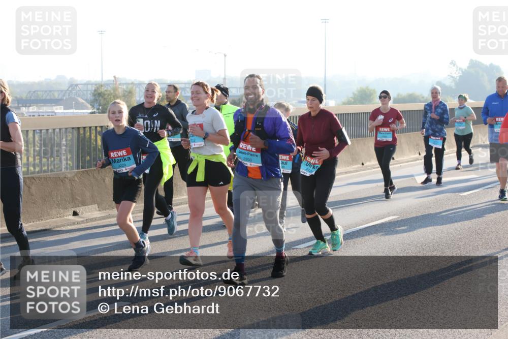 03.10.2025 - Köhlbrandbrückenlauf Lena Gebhardt http://msf.ph/oto/9067732 03.10.2025 09:23:57 Position 1 3220, 2200, 2124 meine-sportfotos.de