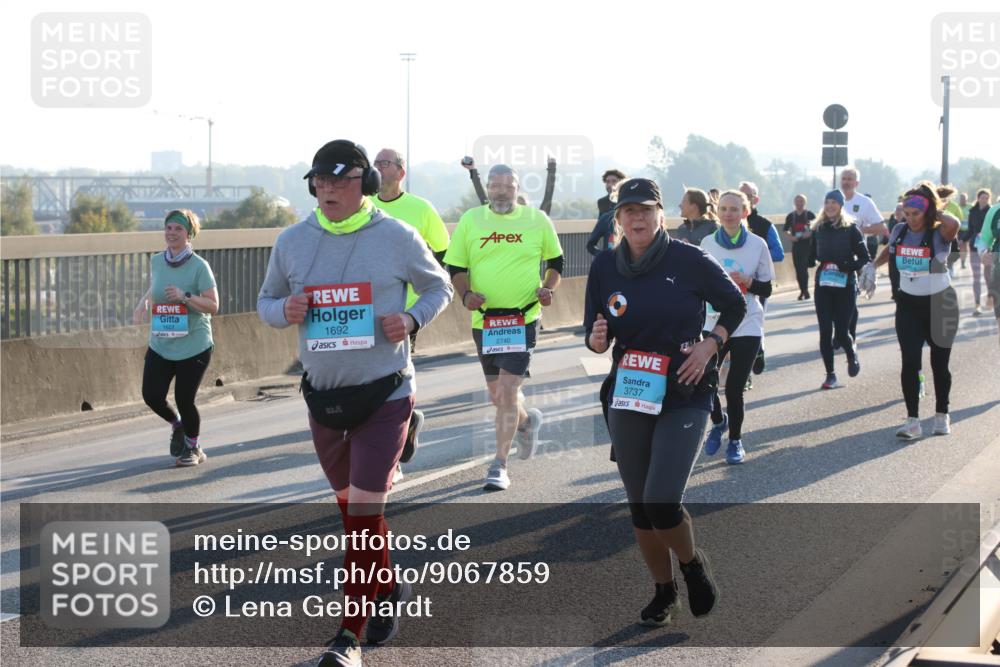 03.10.2025 - Köhlbrandbrückenlauf Lena Gebhardt http://msf.ph/oto/9067859 03.10.2025 09:24:01 Position 1 2740, 3737, 1607, 1692 meine-sportfotos.de