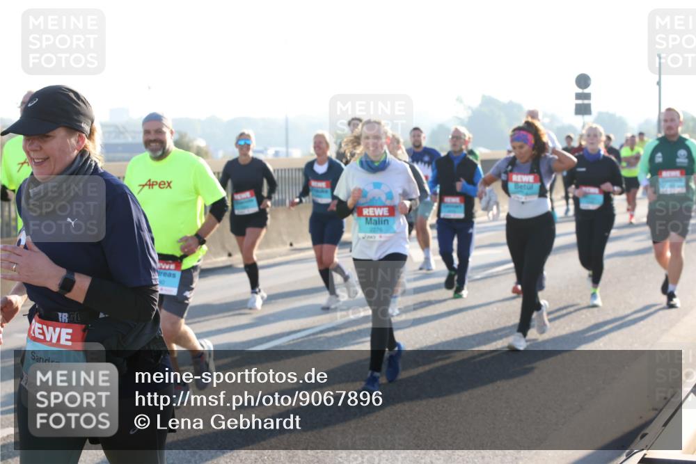 03.10.2025 - Köhlbrandbrückenlauf Lena Gebhardt http://msf.ph/oto/9067896 03.10.2025 09:24:02 Position 1 3737 meine-sportfotos.de