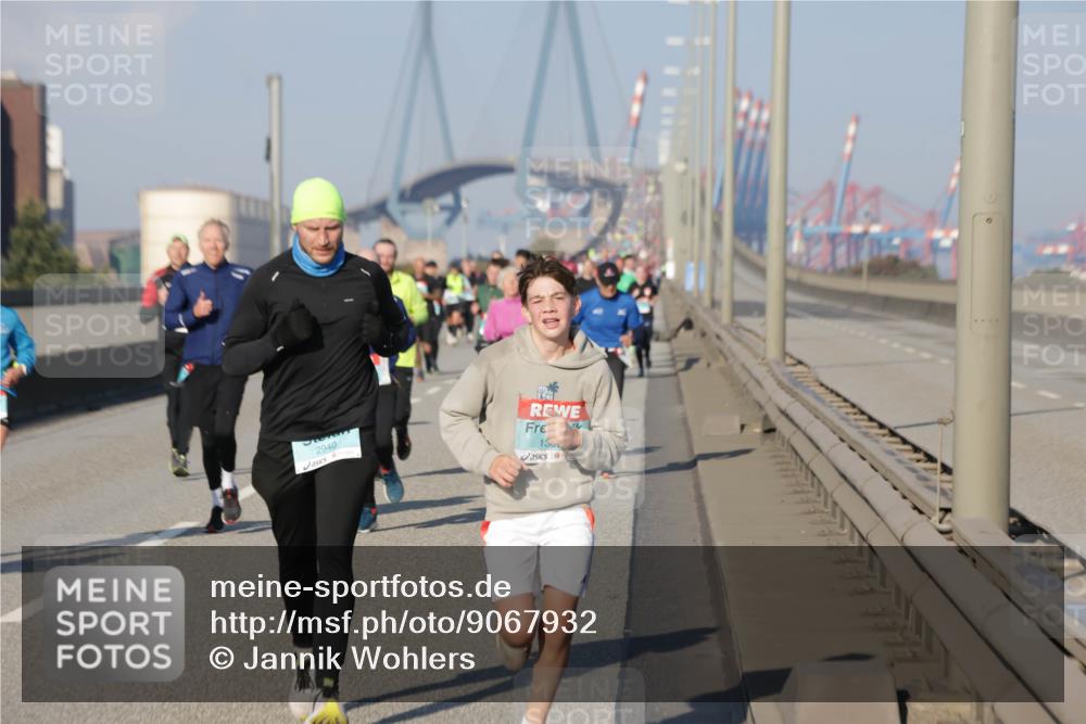 03.10.2025 - Köhlbrandbrückenlauf Jannik Wohlers http://msf.ph/oto/9067932 03.10.2025 09:47:17 Position 3 2940, 1500 meine-sportfotos.de