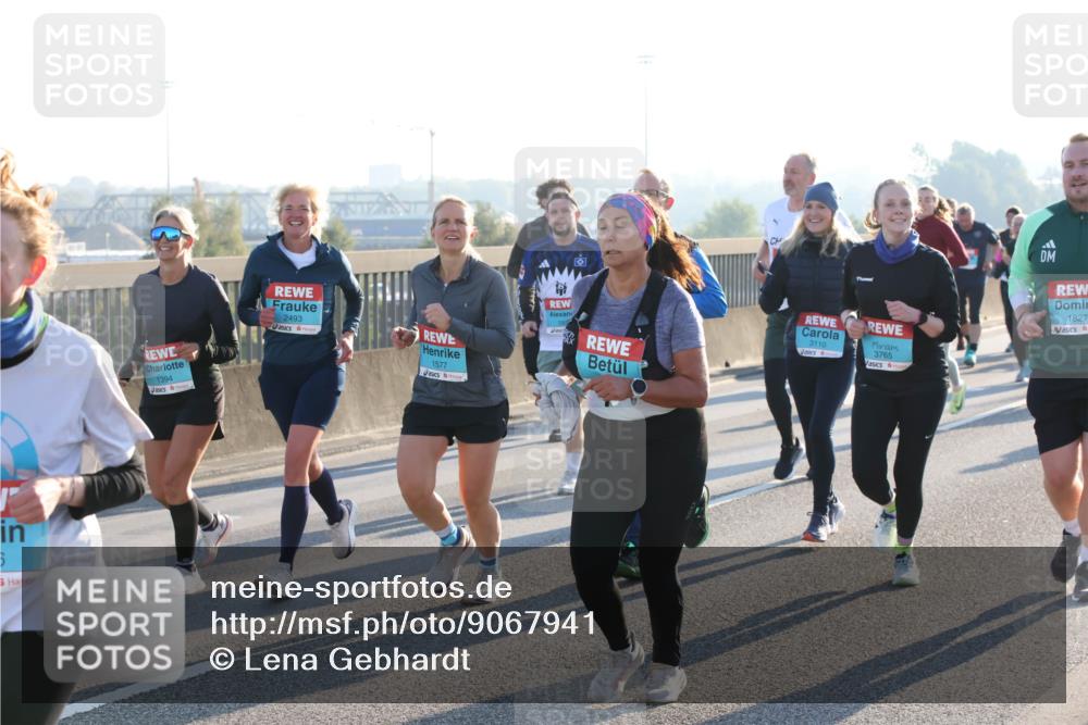 03.10.2025 - Köhlbrandbrückenlauf Lena Gebhardt http://msf.ph/oto/9067941 03.10.2025 09:24:04 Position 1 1394, 2493, 1577, 3110, 3765, 1827 meine-sportfotos.de