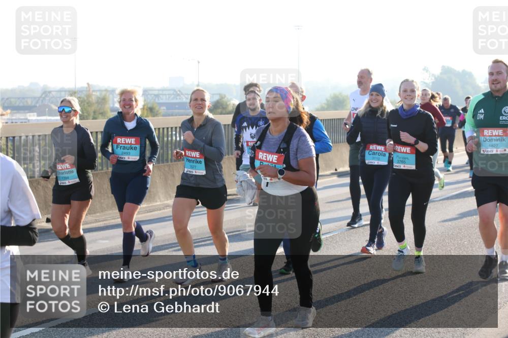 03.10.2025 - Köhlbrandbrückenlauf Lena Gebhardt http://msf.ph/oto/9067944 03.10.2025 09:24:04 Position 1 1394, 2493, 1577, 1827, 3110, 3765 meine-sportfotos.de