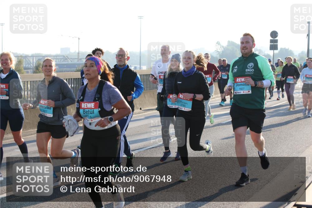 03.10.2025 - Köhlbrandbrückenlauf Lena Gebhardt http://msf.ph/oto/9067948 03.10.2025 09:24:04 Position 1 5, 1577, 3110, 3765, 1827 meine-sportfotos.de