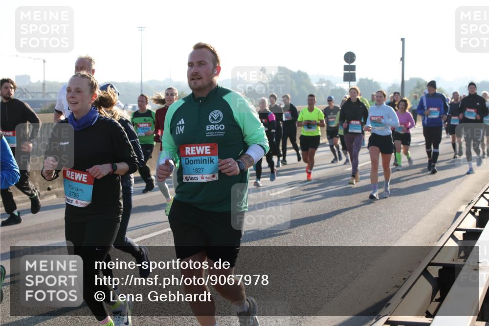 03.10.2025 - Köhlbrandbrückenlauf Lena Gebhardt http://msf.ph/oto/9067978 03.10.2025 09:24:05 Position 1 3765, 1827 meine-sportfotos.de