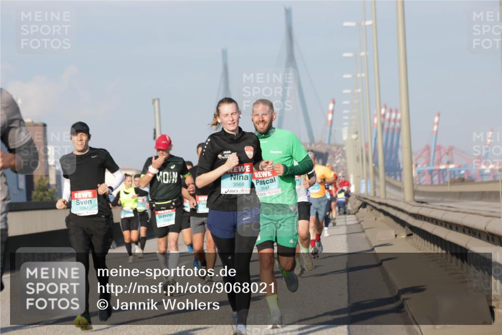 03.10.2025 - Köhlbrandbrückenlauf Jannik Wohlers http://msf.ph/oto/9068021 03.10.2025 09:47:33 Position 3 1043, 3264, 3568, 3041 meine-sportfotos.de