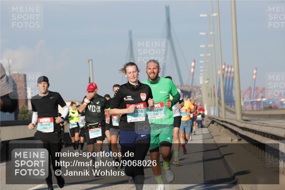 03.10.2025 - Köhlbrandbrückenlauf Jannik Wohlers http://msf.ph/oto/9068026 03.10.2025 09:47:33 Position 3 1043, 3264, 3568, 3041 meine-sportfotos.de
