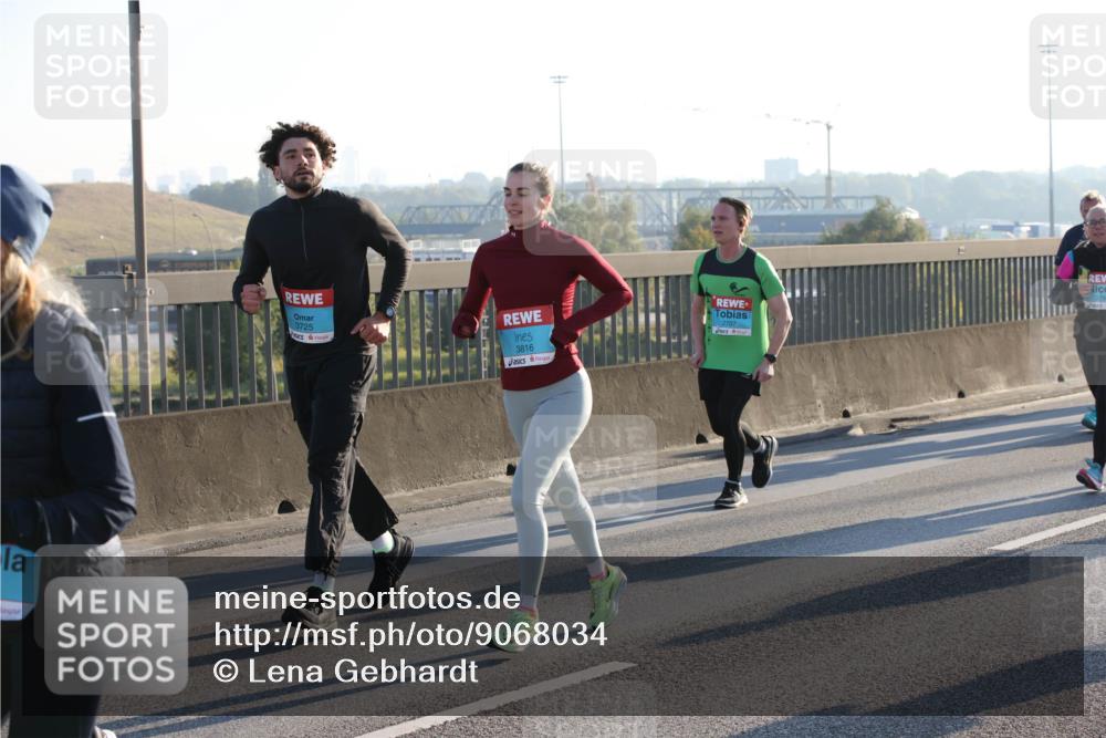03.10.2025 - Köhlbrandbrückenlauf Lena Gebhardt http://msf.ph/oto/9068034 03.10.2025 09:24:07 Position 1 3725, 3816, 2707 meine-sportfotos.de