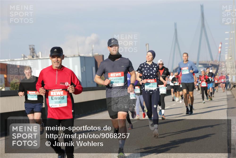 03.10.2025 - Köhlbrandbrückenlauf Jannik Wohlers http://msf.ph/oto/9068257 03.10.2025 09:47:44 Position 3 3224, 3820, 2979 meine-sportfotos.de