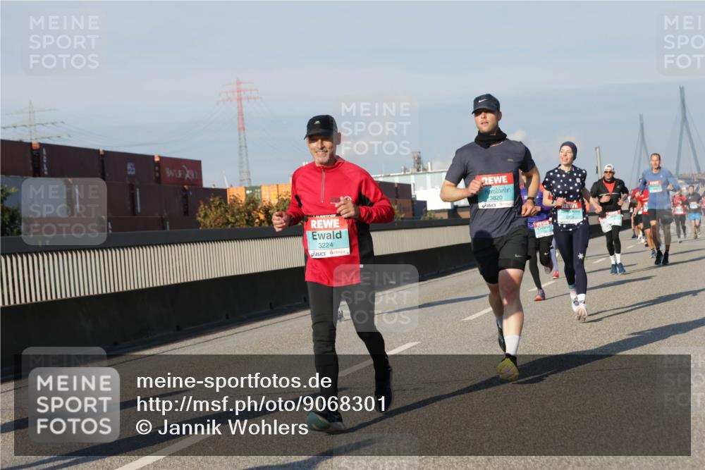 03.10.2025 - Köhlbrandbrückenlauf Jannik Wohlers http://msf.ph/oto/9068301 03.10.2025 09:47:45 Position 3 3224, 3820, 2979 meine-sportfotos.de