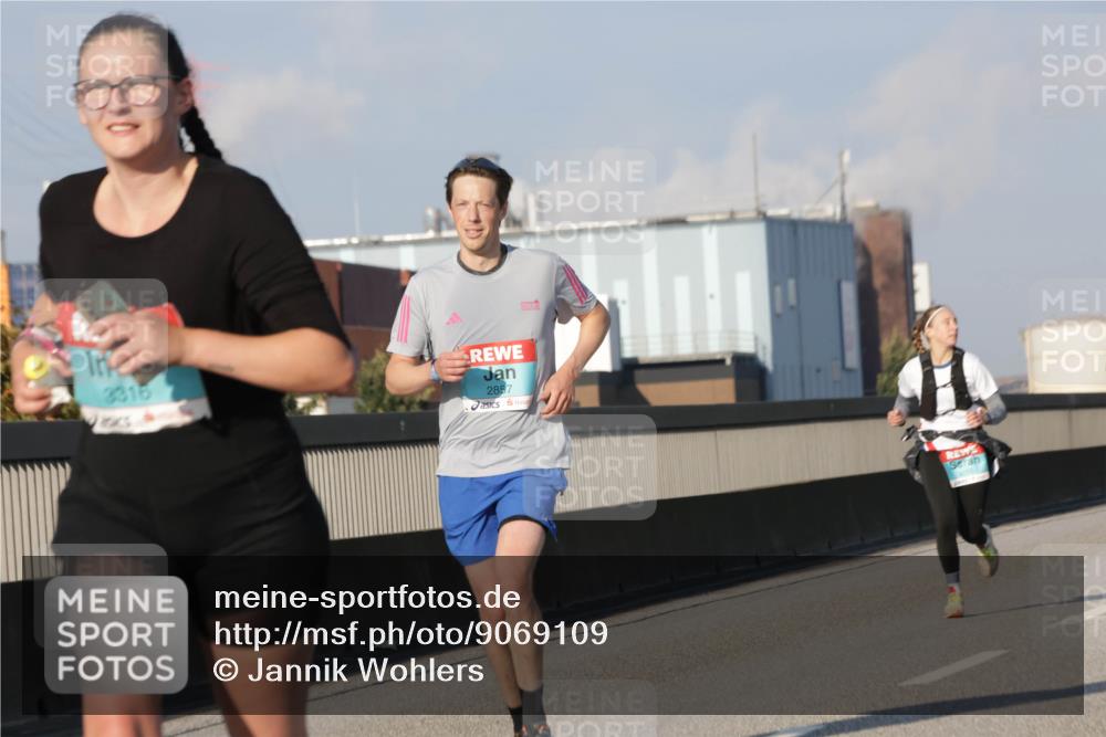 03.10.2025 - Köhlbrandbrückenlauf Jannik Wohlers http://msf.ph/oto/9069109 03.10.2025 09:48:15 Position 3 3316, 2857 meine-sportfotos.de