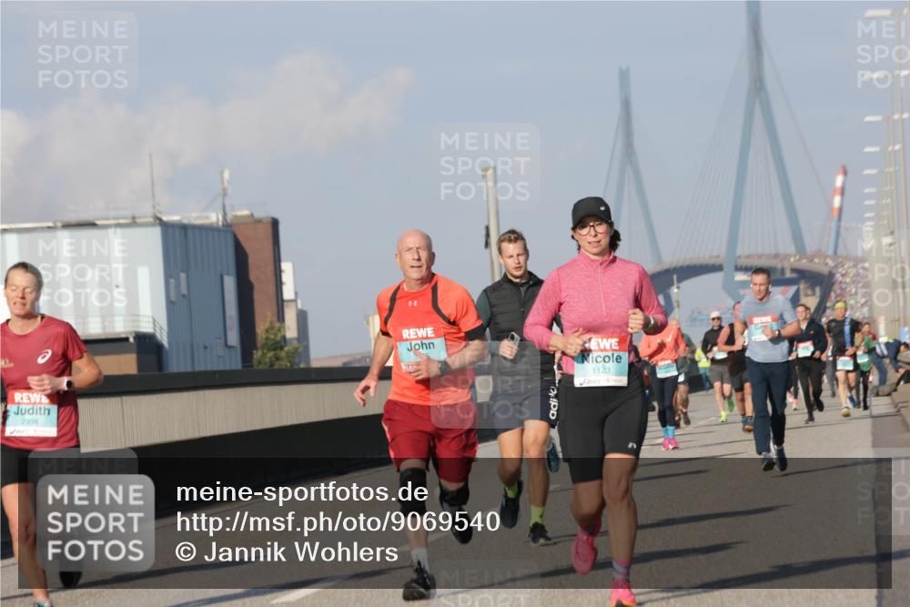 03.10.2025 - Köhlbrandbrückenlauf Jannik Wohlers http://msf.ph/oto/9069540 03.10.2025 09:48:34 Position 3 2998, 1123 meine-sportfotos.de