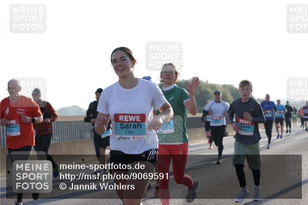 03.10.2025 - Köhlbrandbrückenlauf Jannik Wohlers http://msf.ph/oto/9069591 03.10.2025 09:17:06 Position 3 1401, 3709, 6, 3707 meine-sportfotos.de