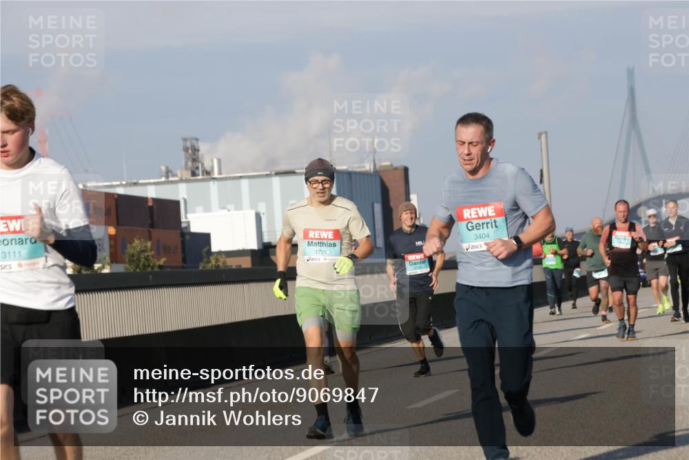 03.10.2025 - Köhlbrandbrückenlauf Jannik Wohlers http://msf.ph/oto/9069847 03.10.2025 09:48:42 Position 3 3111, 3404, 1776 meine-sportfotos.de