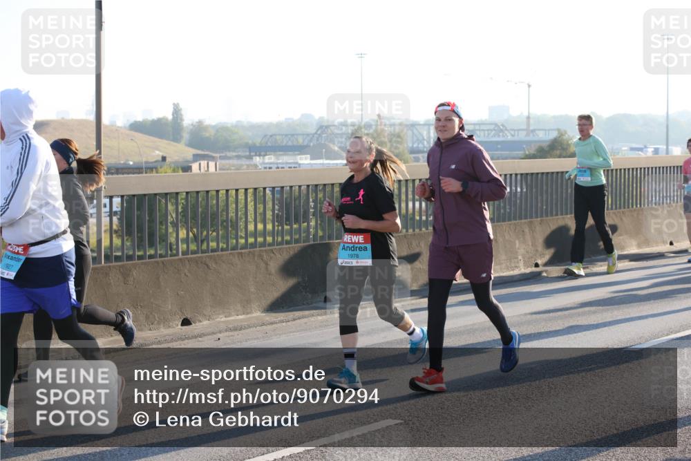 03.10.2025 - Köhlbrandbrückenlauf Lena Gebhardt http://msf.ph/oto/9070294 03.10.2025 09:24:21 Position 1 27, 1927, 1978 meine-sportfotos.de