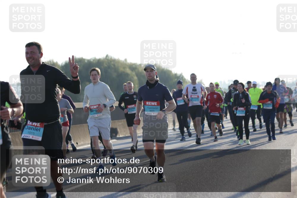 03.10.2025 - Köhlbrandbrückenlauf Jannik Wohlers http://msf.ph/oto/9070309 03.10.2025 09:17:29 Position 3 1015, 3820 meine-sportfotos.de