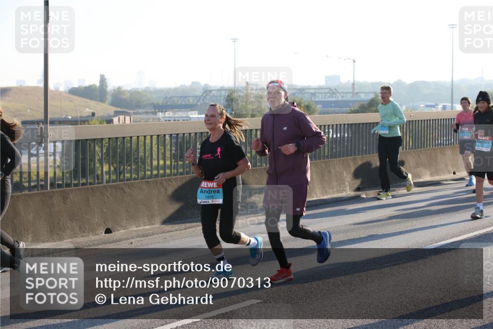 03.10.2025 - Köhlbrandbrückenlauf Lena Gebhardt http://msf.ph/oto/9070313 03.10.2025 09:24:21 Position 1 1978 meine-sportfotos.de