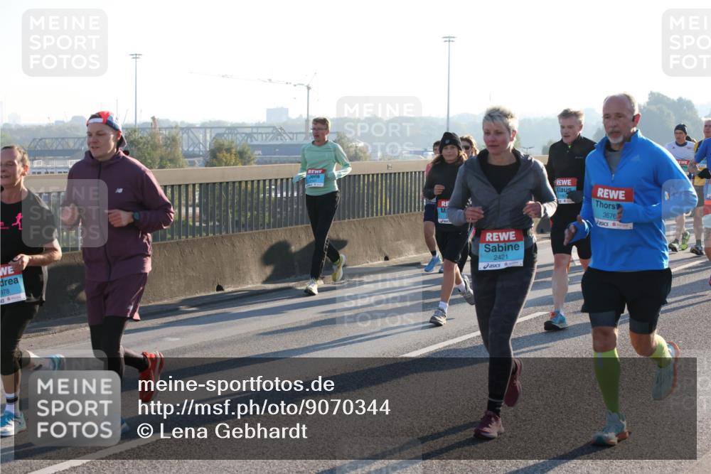 03.10.2025 - Köhlbrandbrückenlauf Lena Gebhardt http://msf.ph/oto/9070344 03.10.2025 09:24:22 Position 1 978, 2421, 2180, 3676 meine-sportfotos.de
