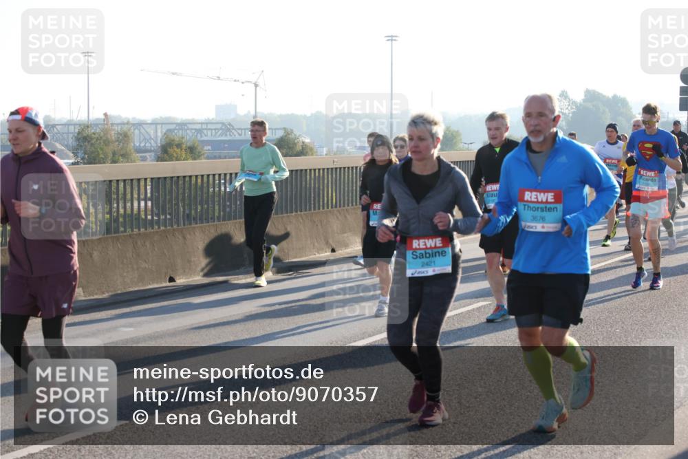 03.10.2025 - Köhlbrandbrückenlauf Lena Gebhardt http://msf.ph/oto/9070357 03.10.2025 09:24:22 Position 1 2421, 2180, 3676, 1709 meine-sportfotos.de