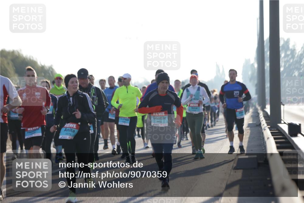 03.10.2025 - Köhlbrandbrückenlauf Jannik Wohlers http://msf.ph/oto/9070359 03.10.2025 09:17:31 Position 3 1679, 2805, 1730 meine-sportfotos.de