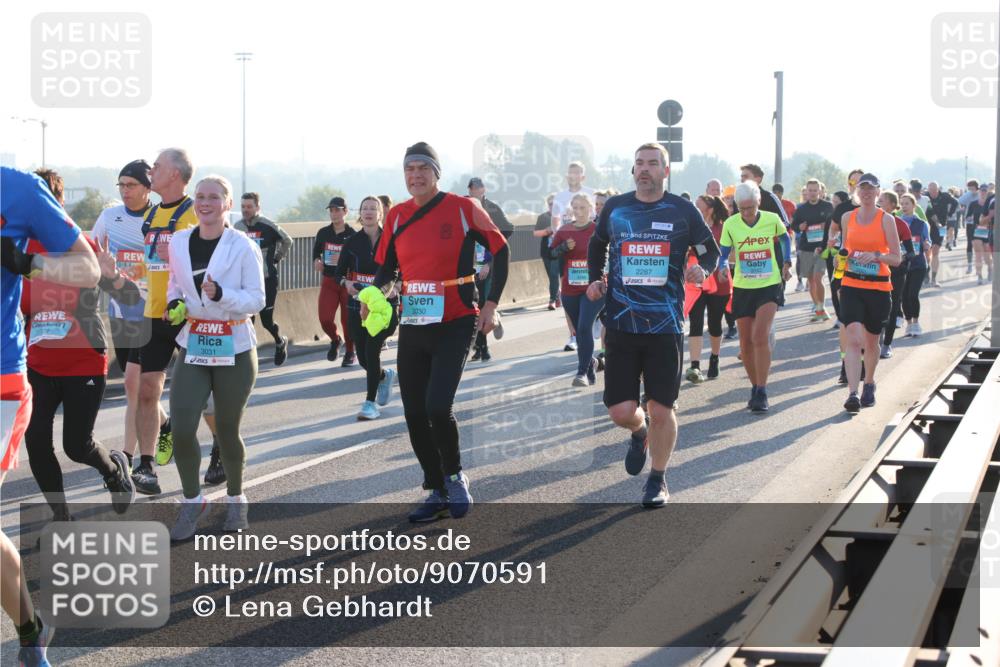 03.10.2025 - Köhlbrandbrückenlauf Lena Gebhardt http://msf.ph/oto/9070591 03.10.2025 09:24:25 Position 1 3031, 2287, 3030 meine-sportfotos.de