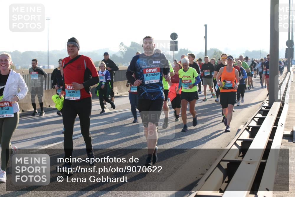 03.10.2025 - Köhlbrandbrückenlauf Lena Gebhardt http://msf.ph/oto/9070622 03.10.2025 09:24:26 Position 1 3031, 3030, 2287, 2742 meine-sportfotos.de