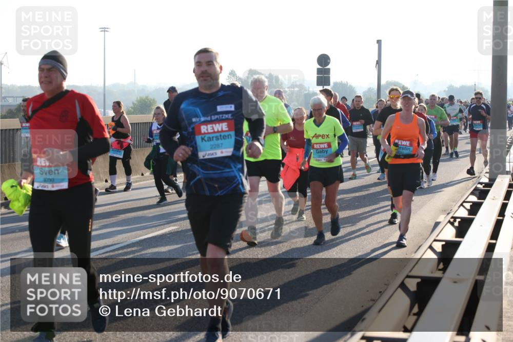 03.10.2025 - Köhlbrandbrückenlauf Lena Gebhardt http://msf.ph/oto/9070671 03.10.2025 09:24:26 Position 1 2030, 2287, 6 meine-sportfotos.de